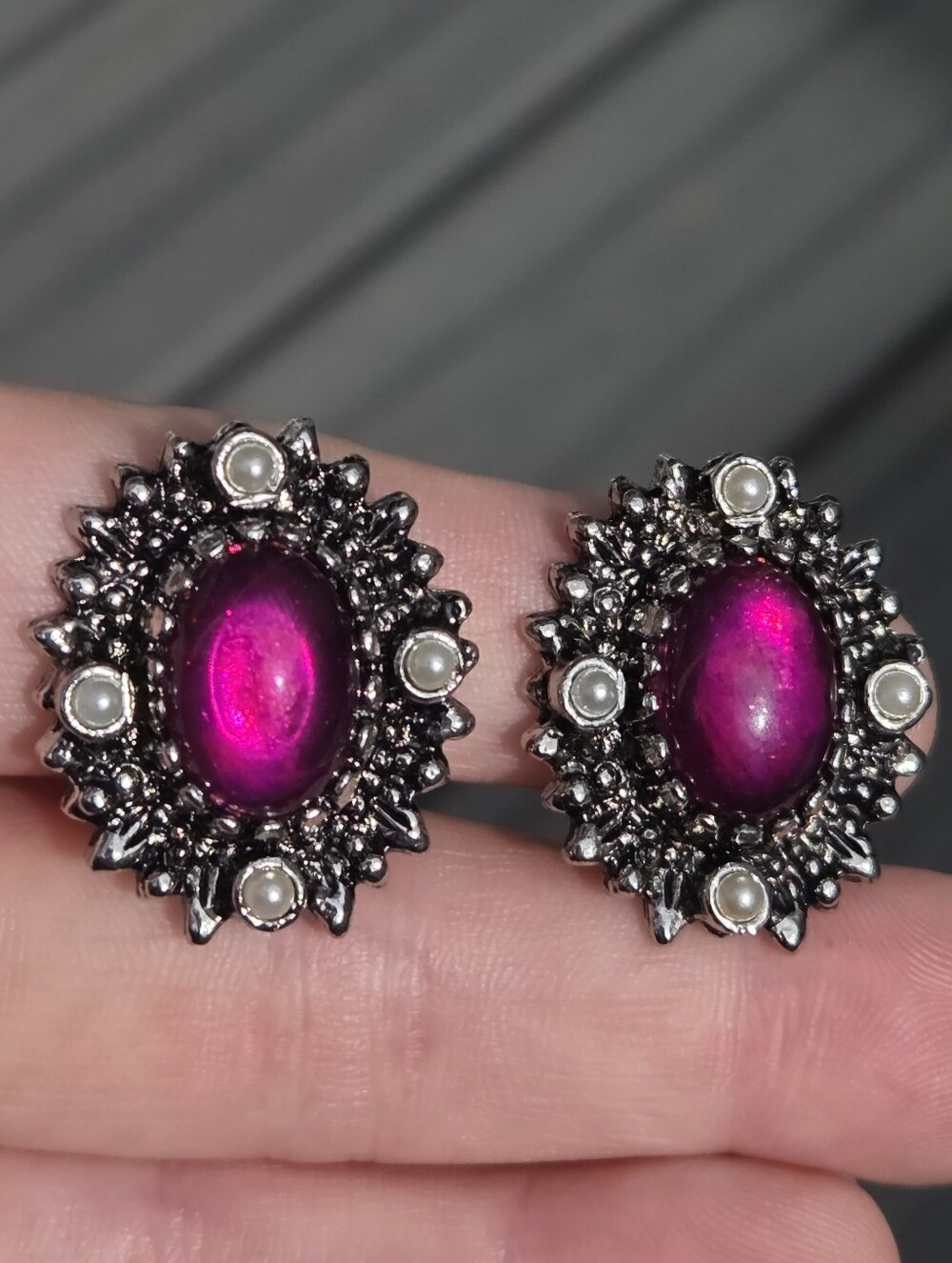 Vintage 1972 Sarah Coventry Catherine Purple Cabochon Faux Pearl Clip On Earring